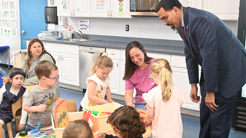 Chancellor King with Children in Classroom